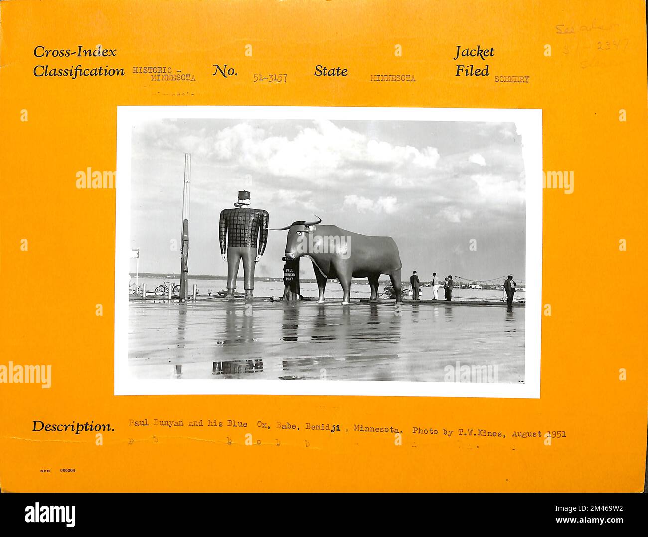 Paul Bunyan e il suo Blue Ox, Babe, Bemidji, Minnesota. Didascalia originale: Paul Bunyan e la sua Blue Ox, Babe, Bemidji, Minnesota. Foto di T. W. Kines, agosto 1951. Stato: Minnesota. Foto Stock