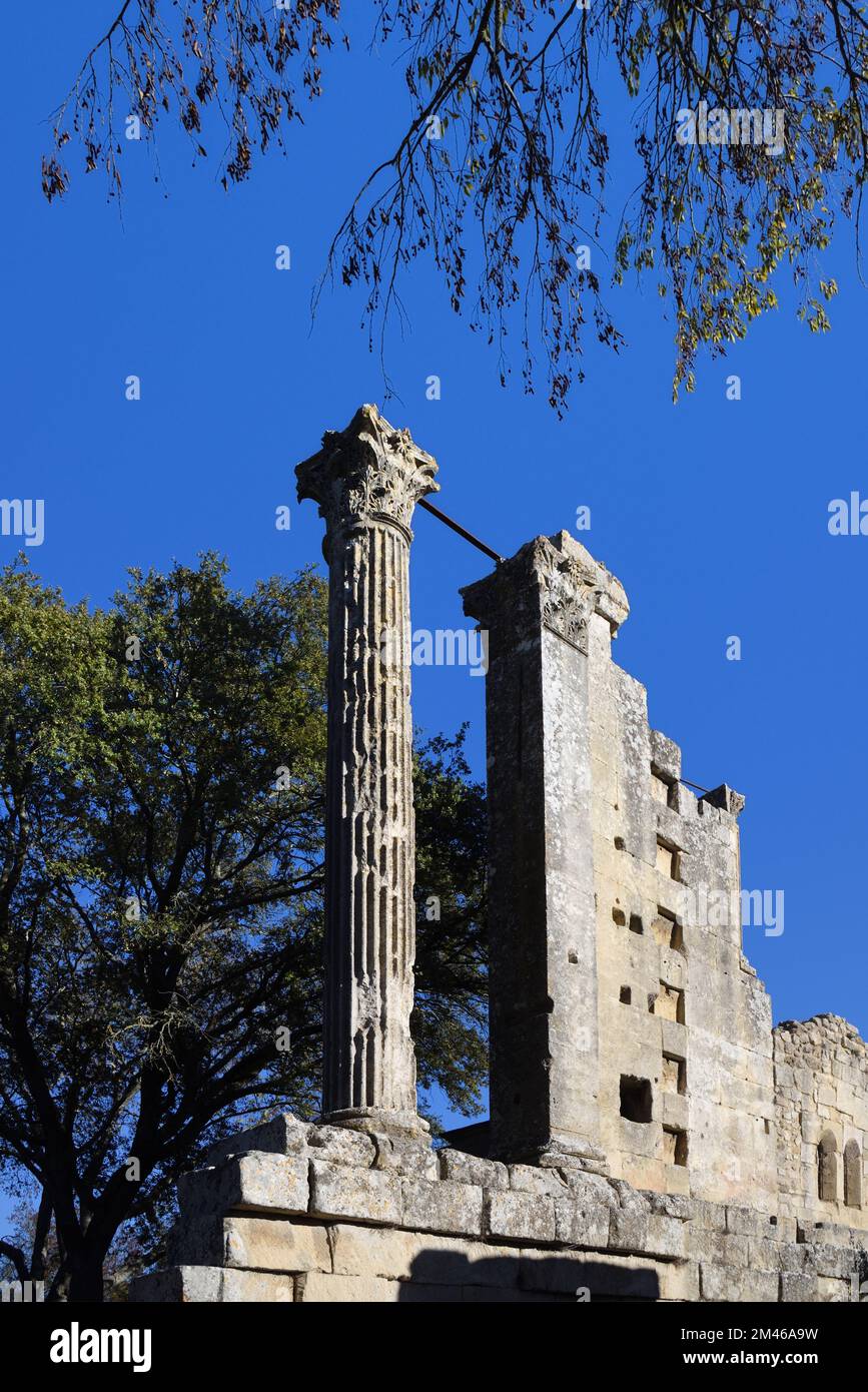 Tempio romano di Château-Bas (costruito c1st a.C.) e adiacente Cappella romanica di Saint-Cézaire Vernègues Provenza Francia Foto Stock