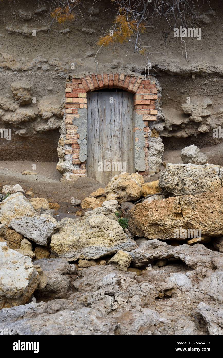Vecchia porta o porta e caduta di roccia di crolling Cliff o scogliere o erosione costiera sulla costa mediterranea Carry-le-Rouet Provenza Francia Foto Stock