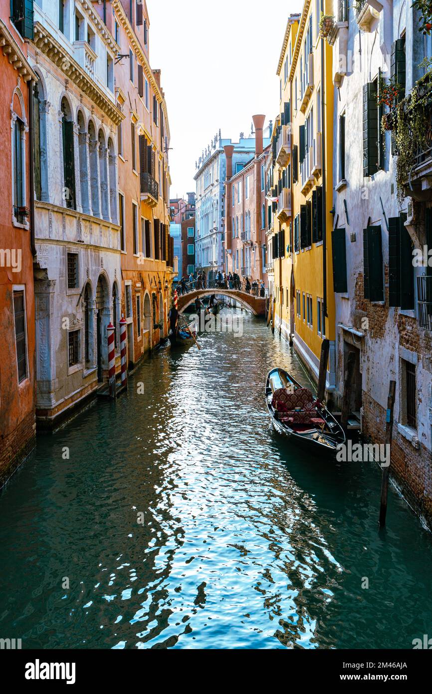 Venezia, la sua caratteristica architettura e i suoi colori. Lo sguardo di un canale interno. Foto Stock