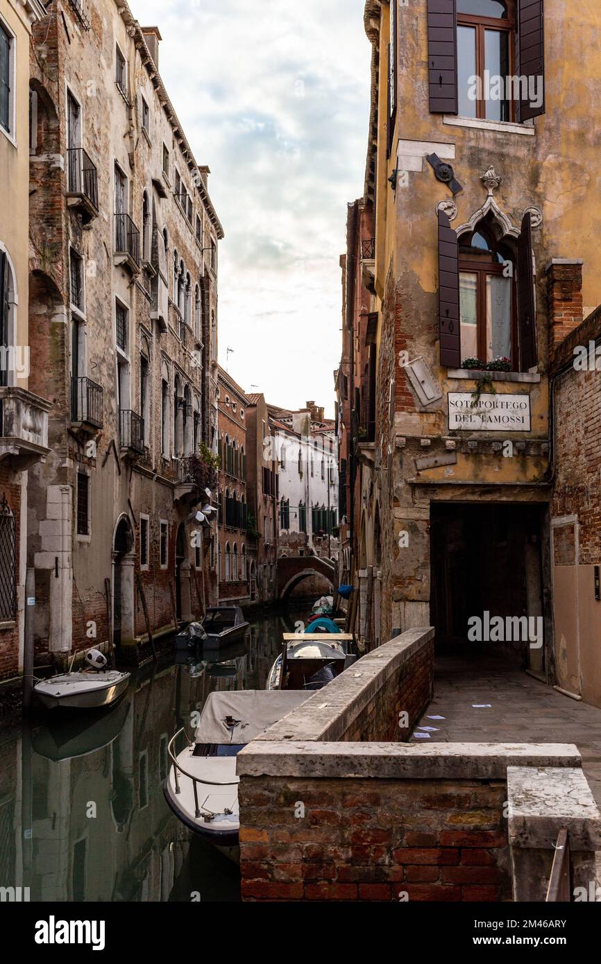 Venezia, la sua caratteristica architettura e i suoi colori. Lo sguardo di un canale interno. Foto Stock