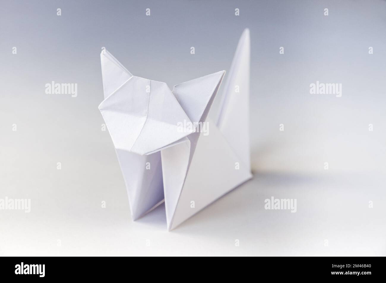 Carta gatto origami isolato su uno sfondo bianco vuoto. Foto Stock