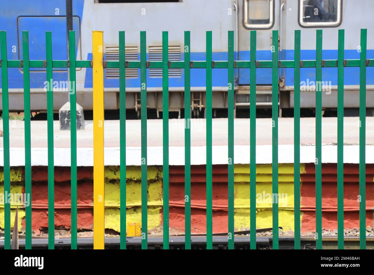 Una barriera metallica in ghisa è installata sul lato della stazione ferroviaria per garantire la sicurezza Foto Stock