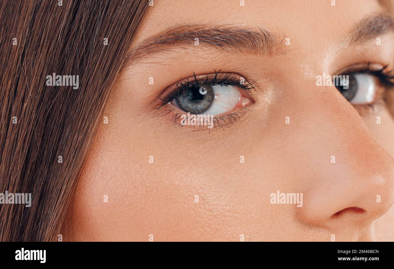 Donna, viso o pelle bagliore e occhi blu per la visione, cybersicurezza innovazione per retina scan idee per il futuro ai. Zoom, verticale o texture per Foto Stock