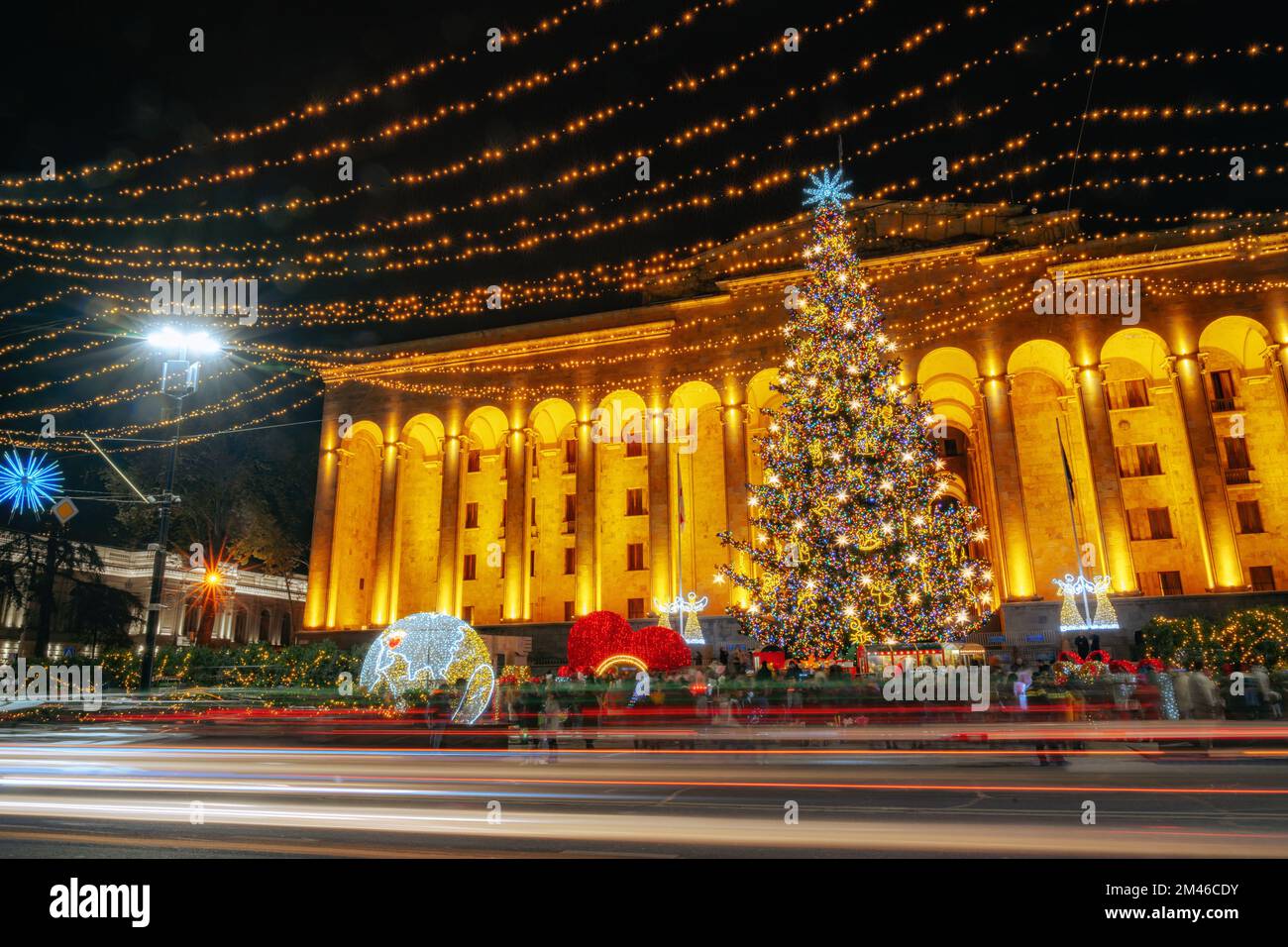 Albero di Natale di fronte al Parlamento della Georgia, Tbilisi Foto Stock