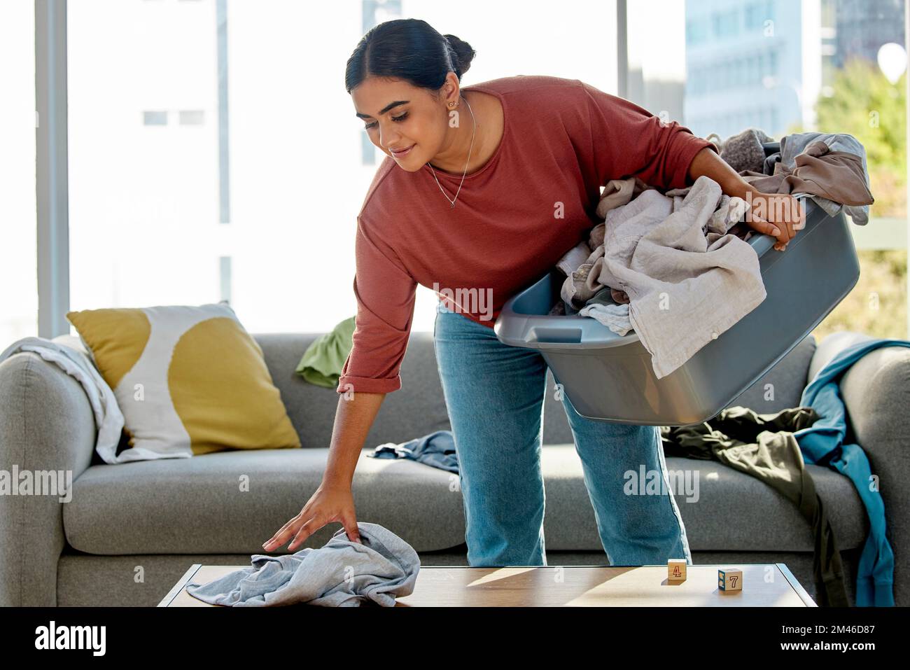 Donna, cesto di bucato o pulizia primaverile in casa, casa indiana o soggiorno dell'hotel in manutenzione igienica, servizio di pulizia sanitaria o benessere ordinato Foto Stock