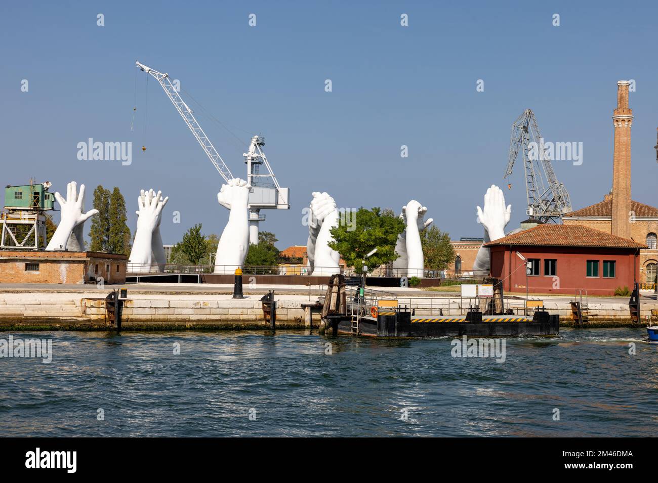 Venezia, Italia - 6 settembre 2022: Gigantesca scultura a mani unite Ponte di Lorenzo Quinn. Mostra all'Arsenale, Castello, Venezia Foto Stock