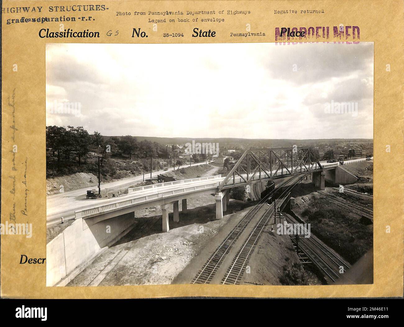 Trave a T in cemento armato e ponte a traliccio sulle principali piste della ferrovia del Delaware e dell'Hudson. Didascalia originale: Trave a T in cemento armato e ponte a traliccio sulle tracce principali del Delaware e dell'Hudson RR che si trova sopra la Lehigh Valley RR. Un corso d'acqua naturale corre diagonalmente sotto le piste della Lehigh Valley. Questa struttura è unica in quanto mostra che costruzione è a volte necessaria per ospitare il traffico attraverso alcuni dei passi di montagna della Pennsylvania. Questa struttura si trova sulla Route 5 nella contea di Luzerne. 1 span 195', 2- 55' e 1-46'. Sotto il gioco 26 ' e. Foto Stock