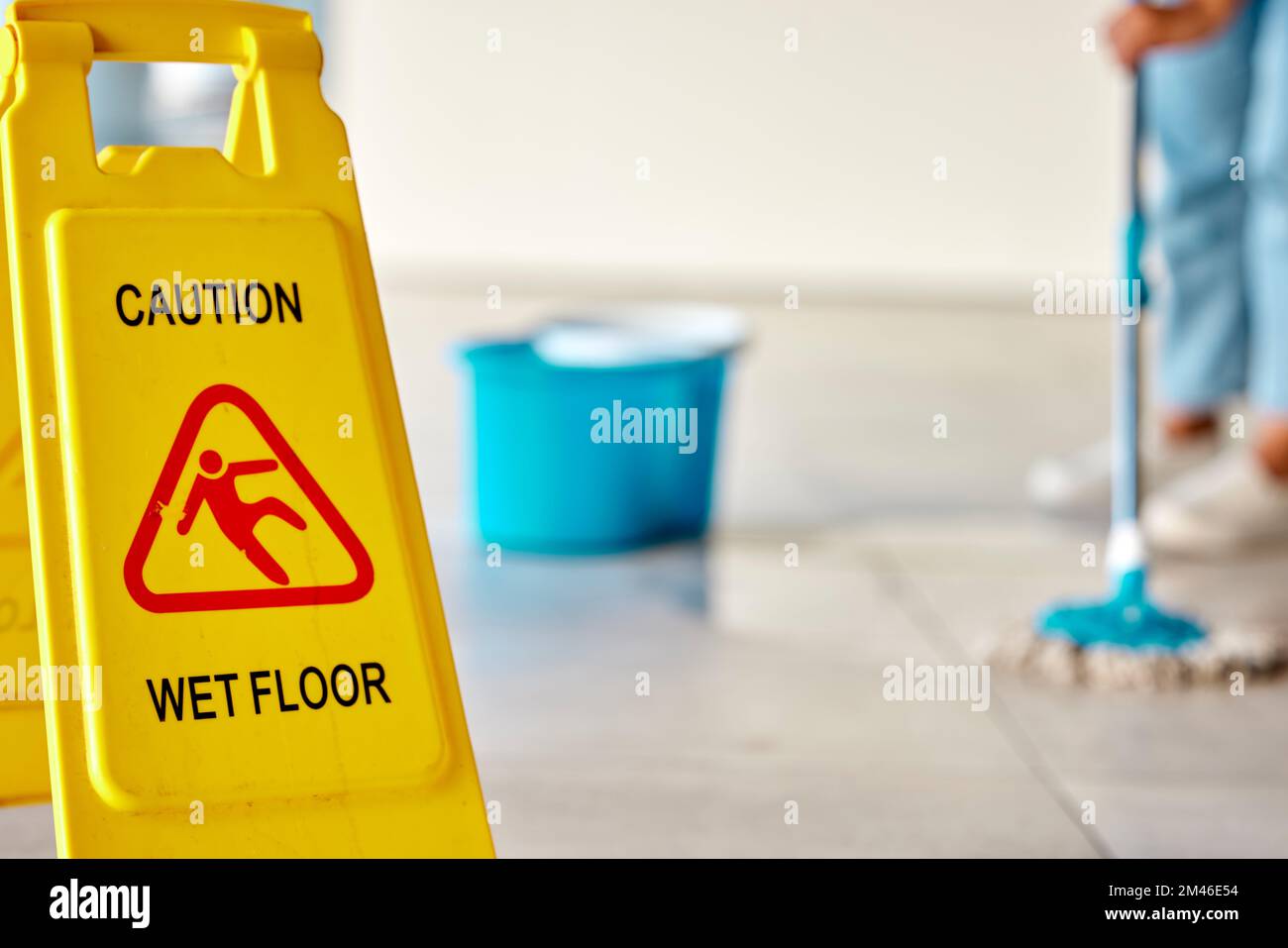 Pulizia primaverile, bagnato o pavimento con cartello per la pulizia a casa o in ufficio per la manutenzione dell'igiene, l'assistenza sanitaria o il benessere dei batteri. Zoom, informazioni Foto Stock