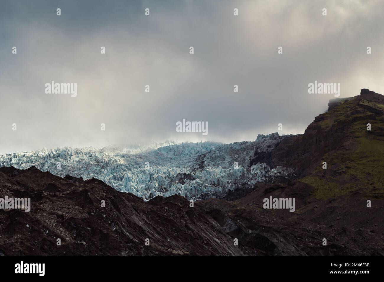 Crinale roccioso di montagna con paesaggio ghiacciato foto Foto Stock