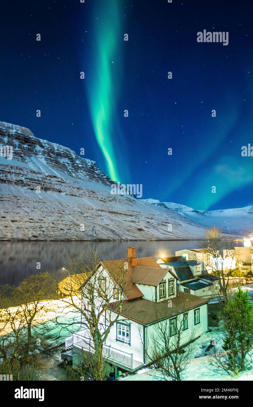 Piccolo villaggio e paesaggio aurora borealis foto Foto Stock