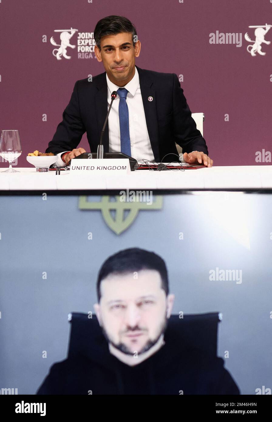 Il presidente ucraino Volodymyr Zelensky ascolta il video link mentre il primo ministro Rishi Sunak parla durante il vertice della forza di spedizione congiunta (JEF) a riga, in Lettonia. Data immagine: Lunedì 19 dicembre 2022. Foto Stock