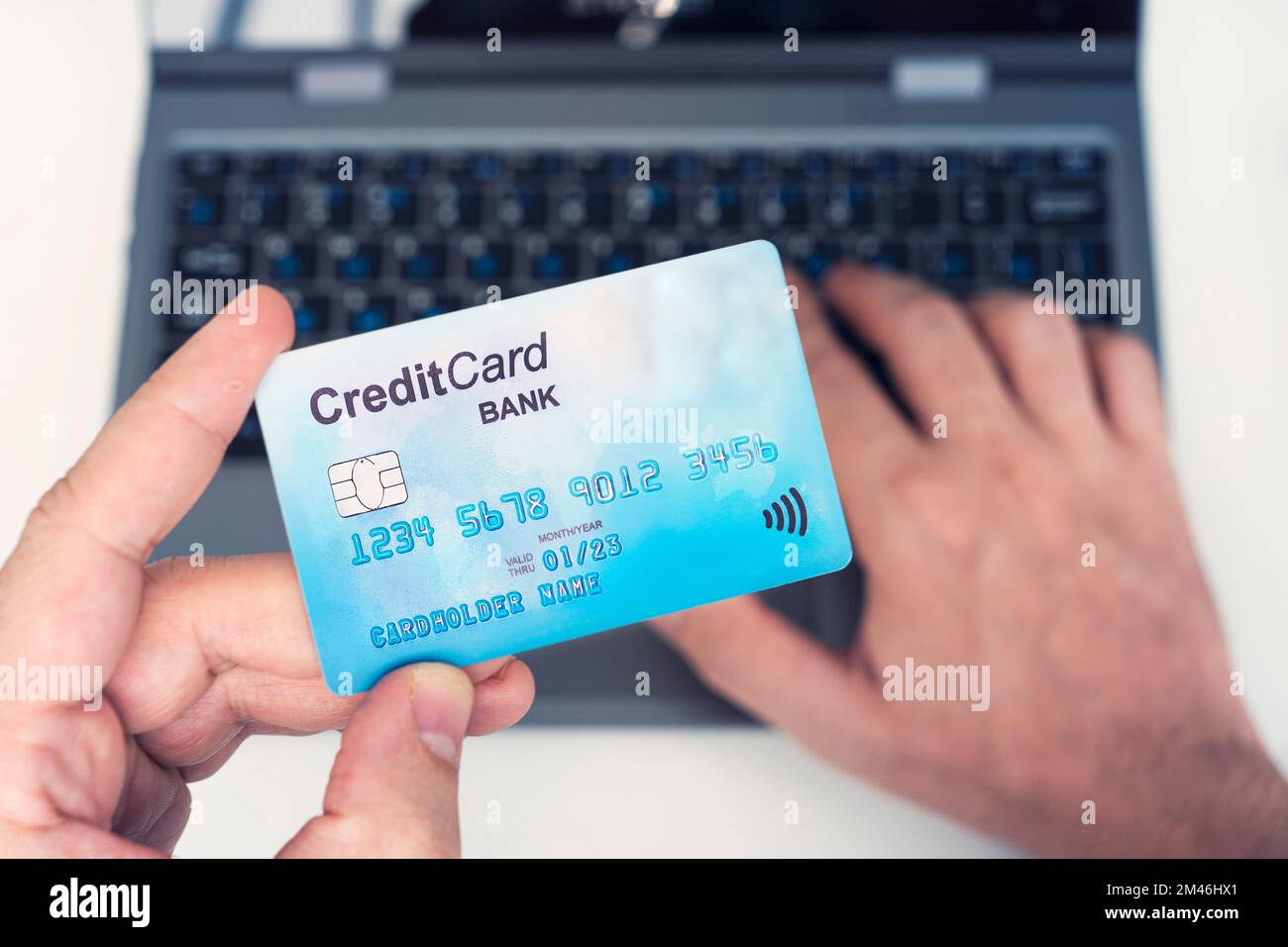 Business online shopping e online banking. I clienti che acquistano online pagano con carta di credito. Un uomo d'affari inserisce i dettagli della carta di credito per un portafoglio online Foto Stock