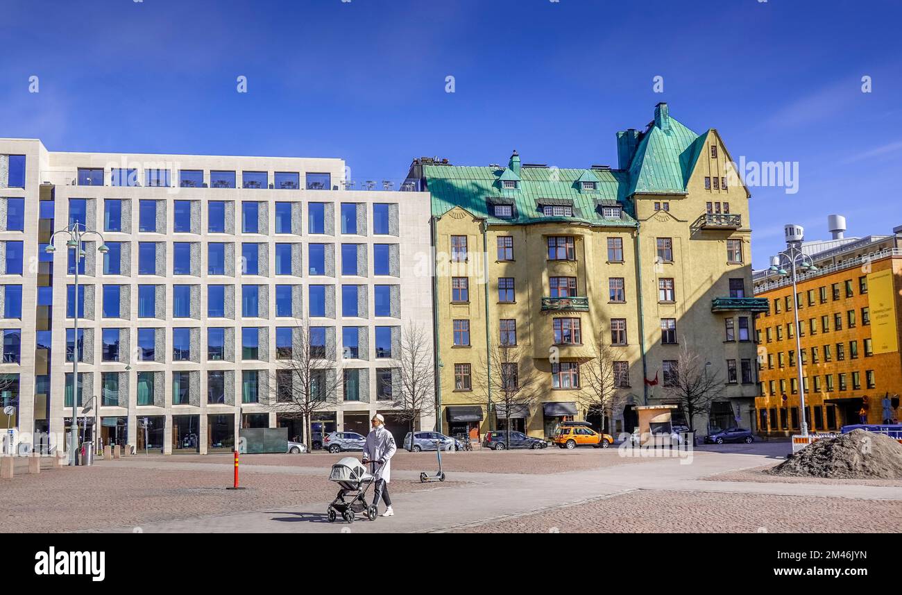 Alte und neue Architektur am Kasarmitori Platz, Helsinki, Finnland Foto Stock