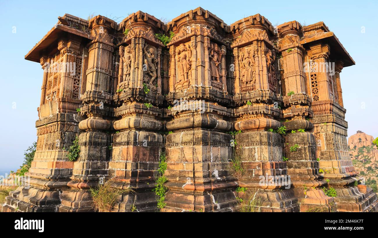 Vista di Rammal Choki vicino al tempio Digambar Jain sulla cima di Fort, Idar, Sabarkantha, Gujarat, India. Foto Stock