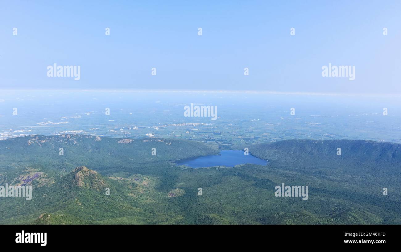 Vista della diga di Hasnapur dalle colline di Girnar, Junagadh, Gujarat, India. Foto Stock