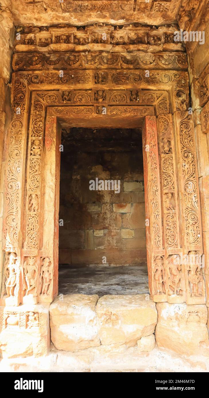 Scultura all'ingresso. Porta. Del santuario, Tempio 1 Shiva tempio, Khed-Roda Gruppo di Monumenti, 8-9th secolo Templi, Raisingpura, Sabarkantha, Gujarat, Foto Stock