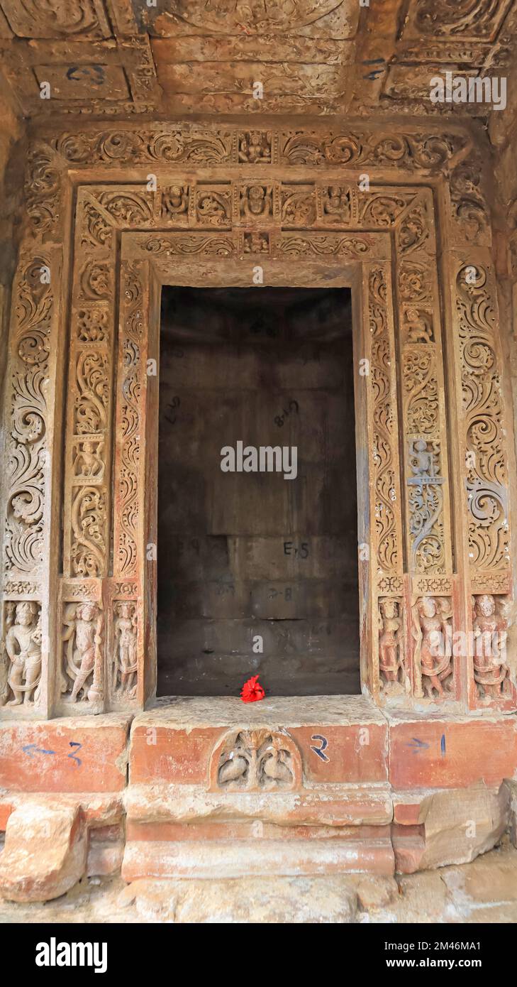 Porta scolpita del Tempio II, Khed-Roda Gruppo di Monumenti, 8-9th secolo Templi, Raisingpura, Sabarkantha, Gujarat, India. Foto Stock