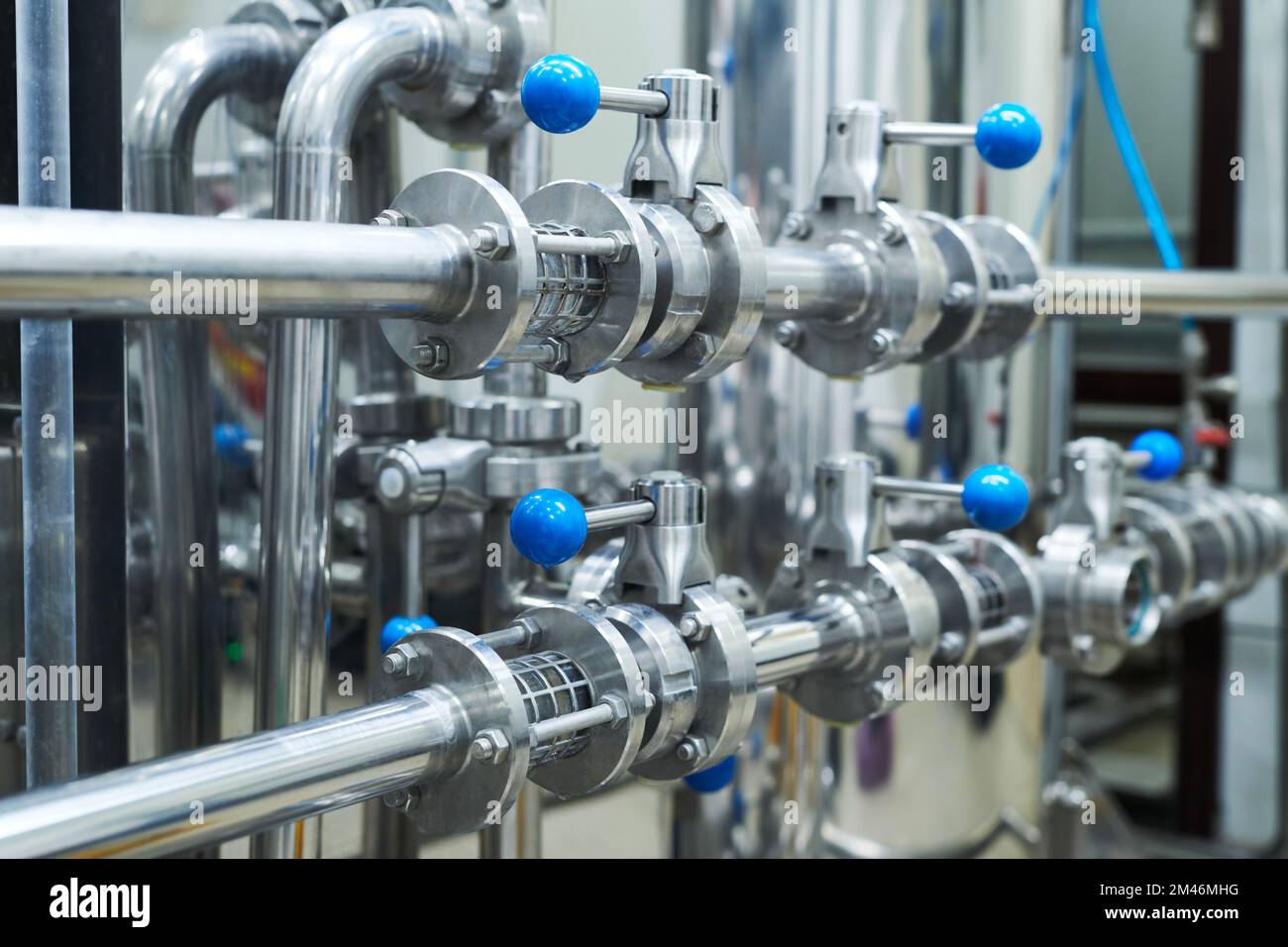 Sistema di tubazioni in acciaio presso la fabbrica di birra, concetto di produzione di birra Foto Stock