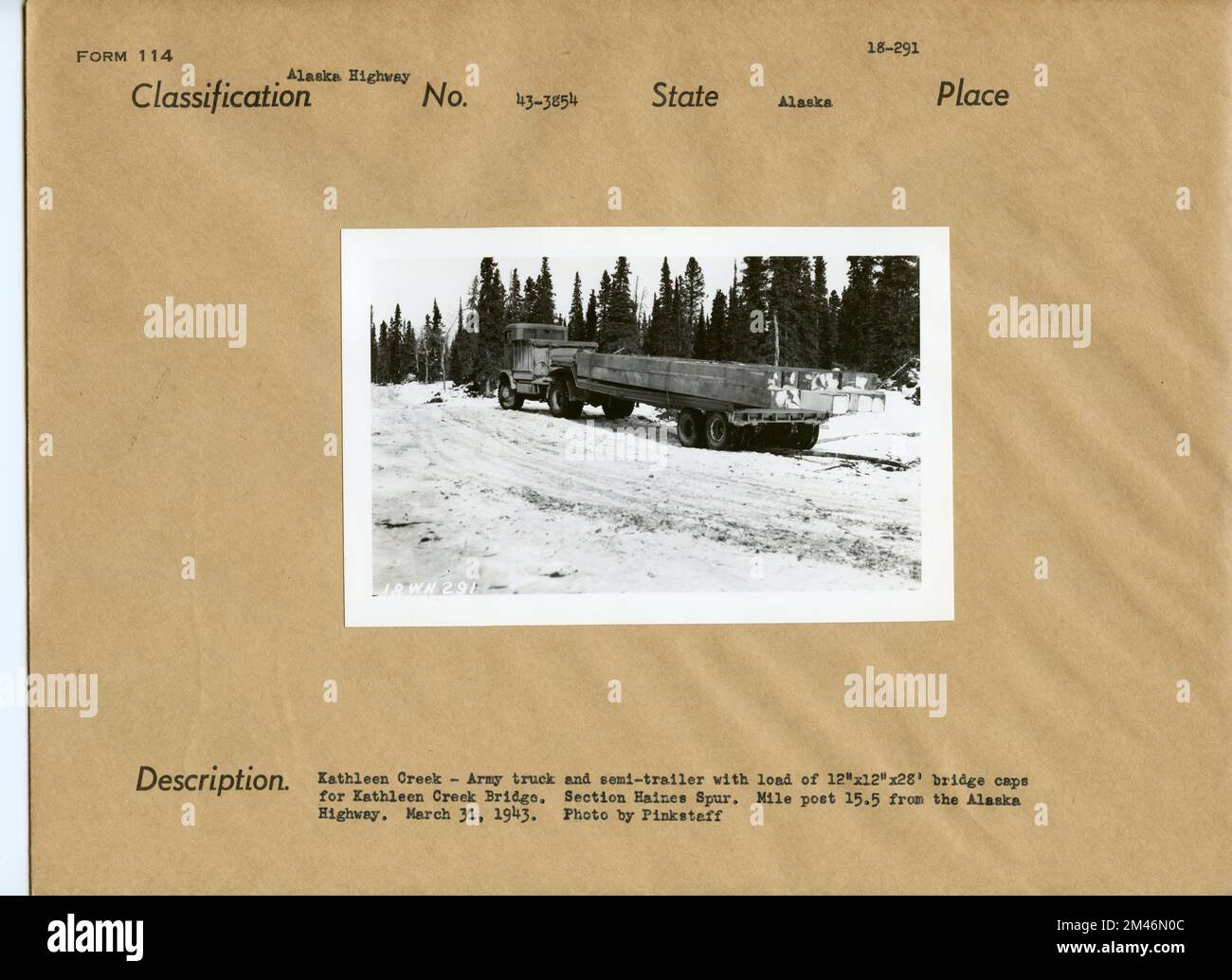 Camion con tappi ponte per il ponte di Kathleen Creek. Didascalia originale: Kathleen Creek - camion militare e semirimorchio con carico di 12' x12'X28' cappellini ponte per Kathleen Creek Bridge. Sezione Haines Spur. Dopo circa 15,5 km dall'autostrada Alaska. Marzo 31, 1943. Foto di Pinkstaff. Stato: Alaska. Foto Stock