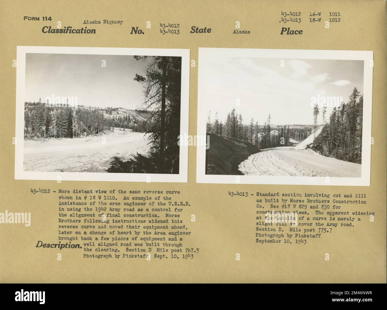 Vista più distante della curva inversa; sezione standard con taglio e riempimento. Didascalia originale: 43-4012: Vista più distante della stessa curva inversa mostrata in # 18 W 1010. Un esempio dell'insistenza dell'ingegnere di zona degli U.S.E.D. nell'utilizzare la strada dell'esercito 1942 come controllo per l'allineamento della costruzione finale. Morse Brothers seguendo le istruzioni ampliò questa curva inversa e spostò le loro attrezzature in avanti; in seguito, con un cambio di cuore da parte dell'ingegnere dell'area, riportò alcune attrezzature e una strada ben allineata fu costruita attraverso la bonifica. Sezione D montante del miglio 767,5. Fotografia di Foto Stock