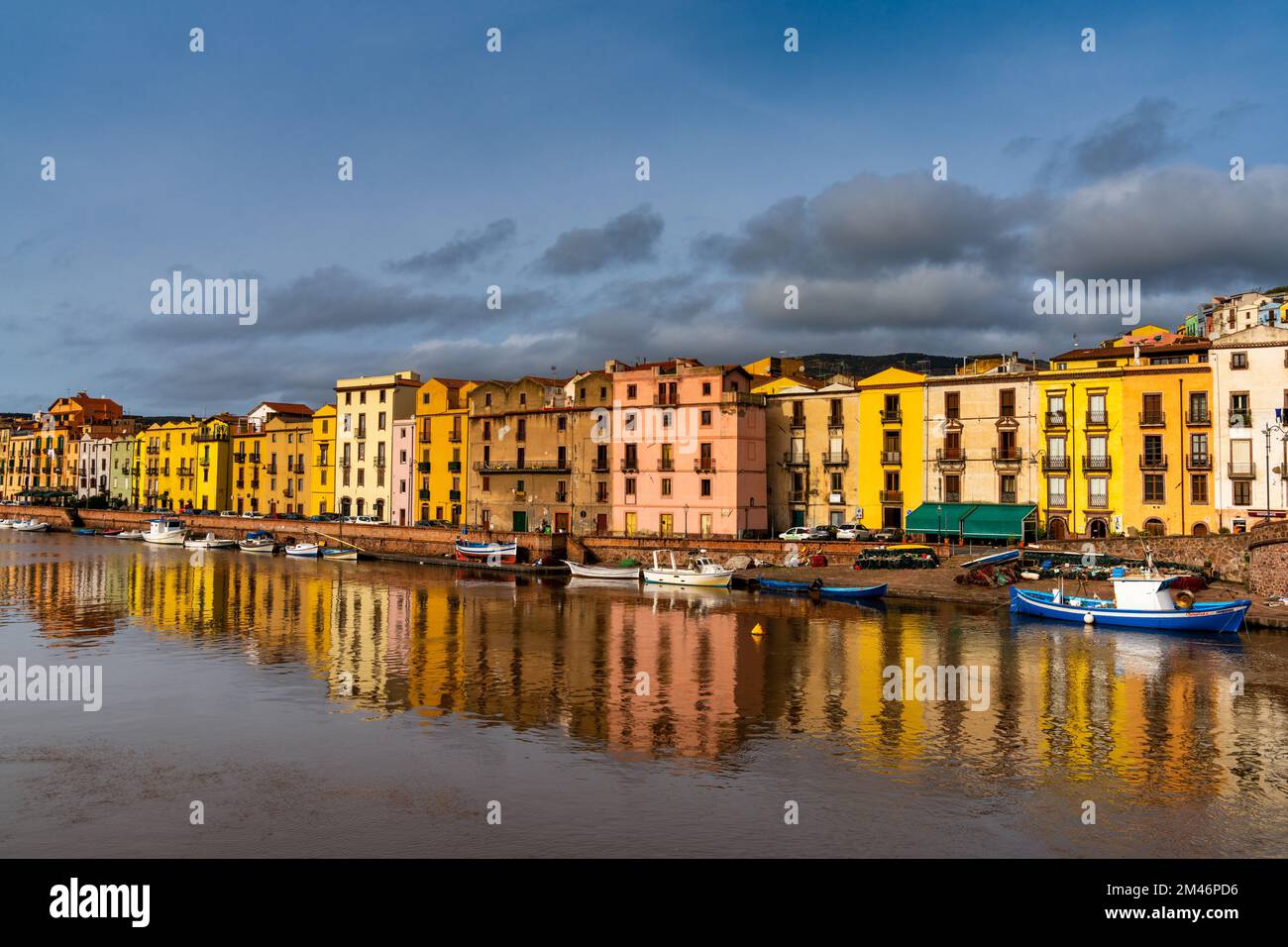 Bosa, Italia - 13 dicembre, 2022: Case colorate e barche da pesca sul lungomare di Bosa sul fiume Terno Foto Stock