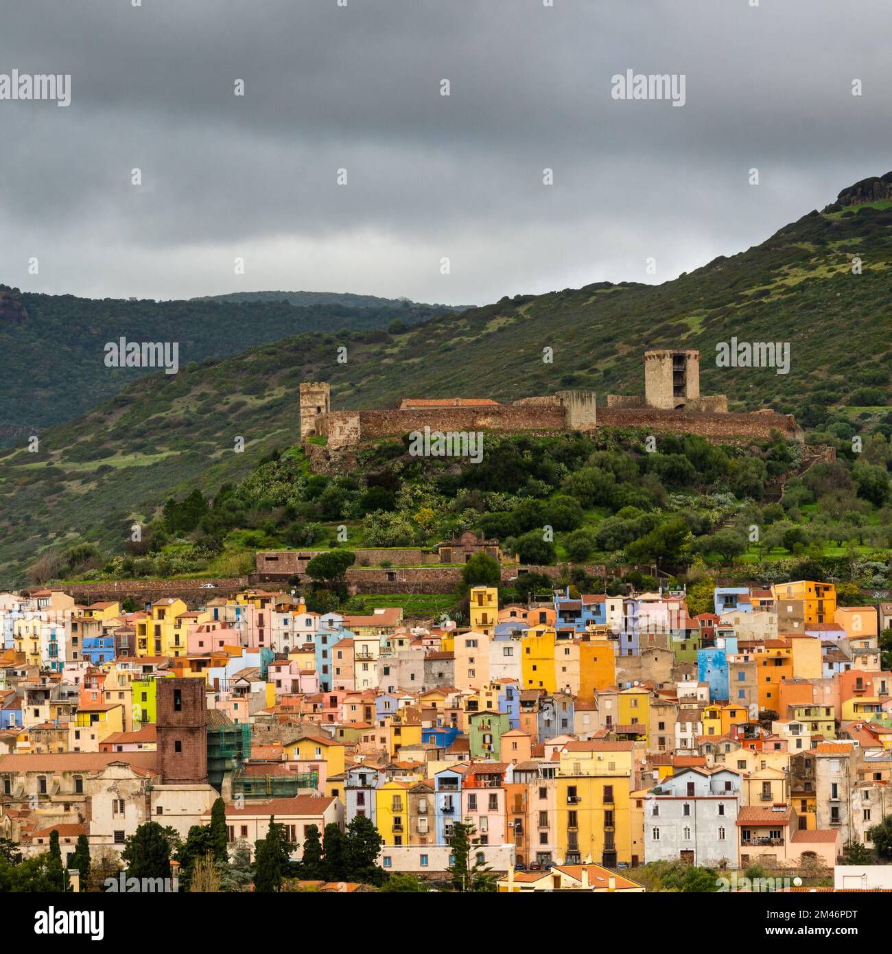 Bosa, Italia - 13 dicembre, 2022: Vista sul coloratissimo centro storico e sul Castello Malaspina di Bosa nelle verdi montagne della Sardegna Foto Stock