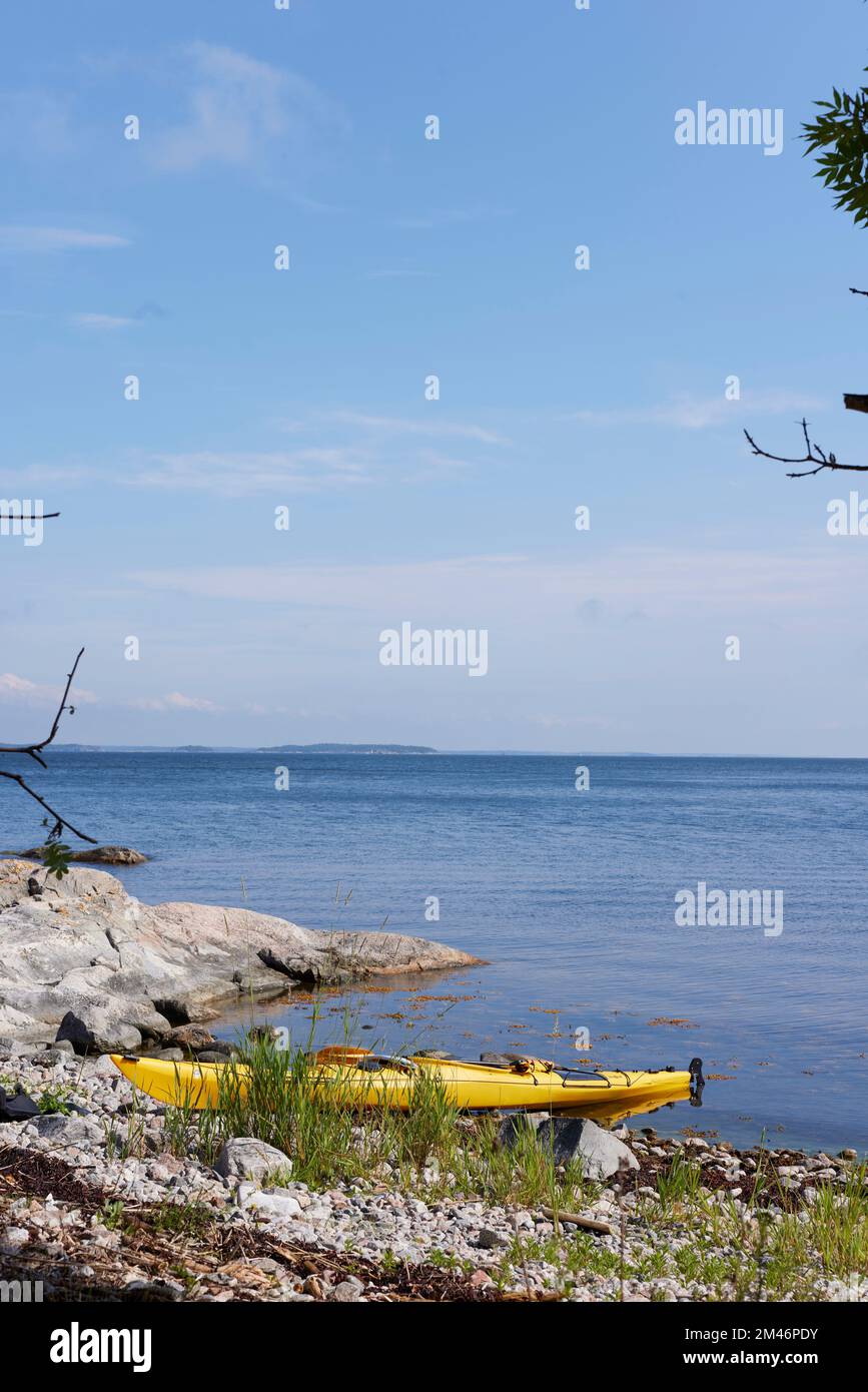 Kayak sulla costa rocciosa Foto Stock