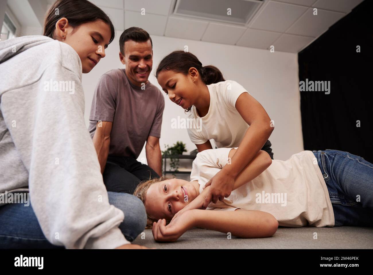 Insegnante che dà la formazione di primo soccorso Foto Stock