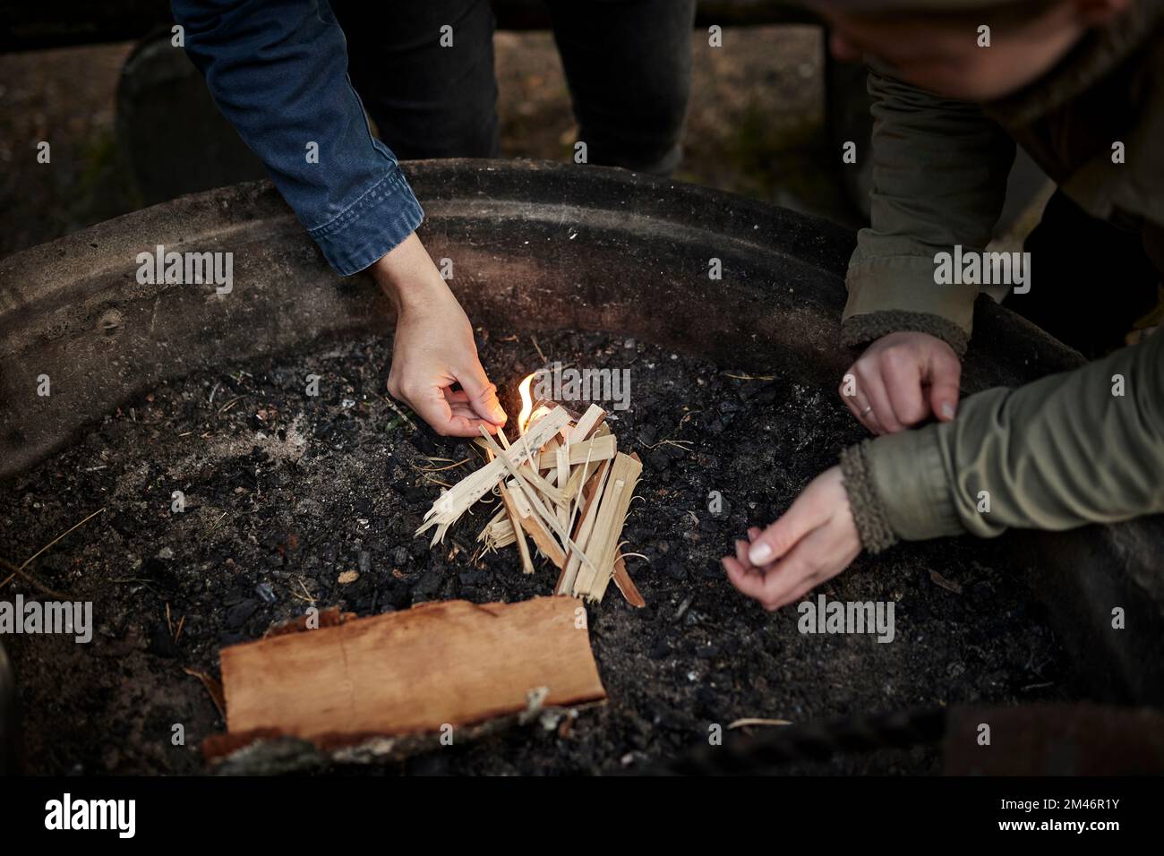 Persone che iniziano il fuoco Foto Stock