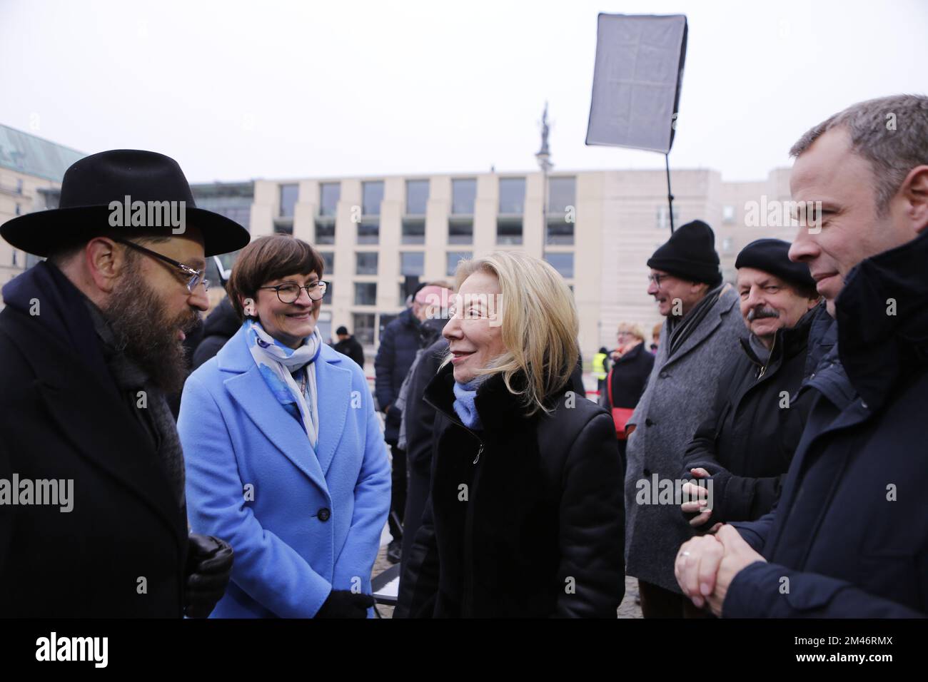 Berlino, Berlino-Mitte, Germania. 18th Dec, 2022. Berlino: Hanukkah alla porta di Brandeburgo - inaugurazione e cerimonia. L'illuminazione della prima candela Hanukkah. Foto mostra l'ambasciatore americano Dr. Amy Gutmann, Saskia Esken, presidente della SPD e Yehuda Teichtal, rabbino della comunità ebraica di Berlino (Credit Image: © Simone Kuhlmey/Pacific Press via ZUMA Press Wire) Foto Stock