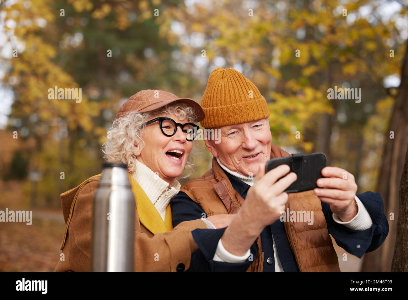 Coppia anziana che prende selfie nel parco Foto Stock