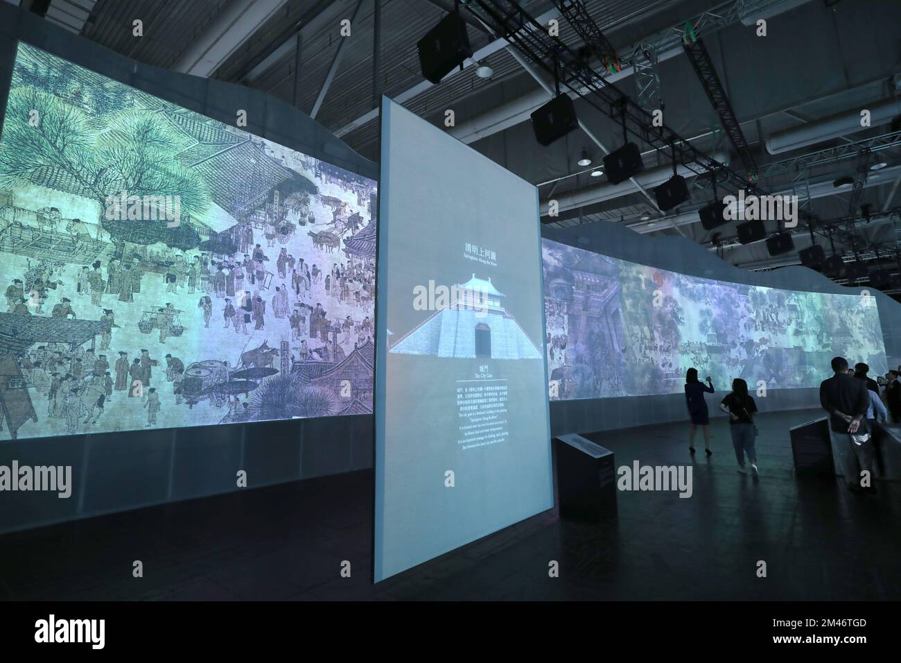 Pechino, Cina. 26th luglio, 2019. "Riverside Scene at Qingming Festival", un capolavoro di Zhang Zeduan della dinastia Song (960-1279), è esposto con l'aiuto della tecnologia digitale all'AsiaWorld-Expo di Hong Kong, Cina meridionale, il 26 luglio 2019. Credit: WU Xiaochu/Xinhua/Alamy Live News Foto Stock
