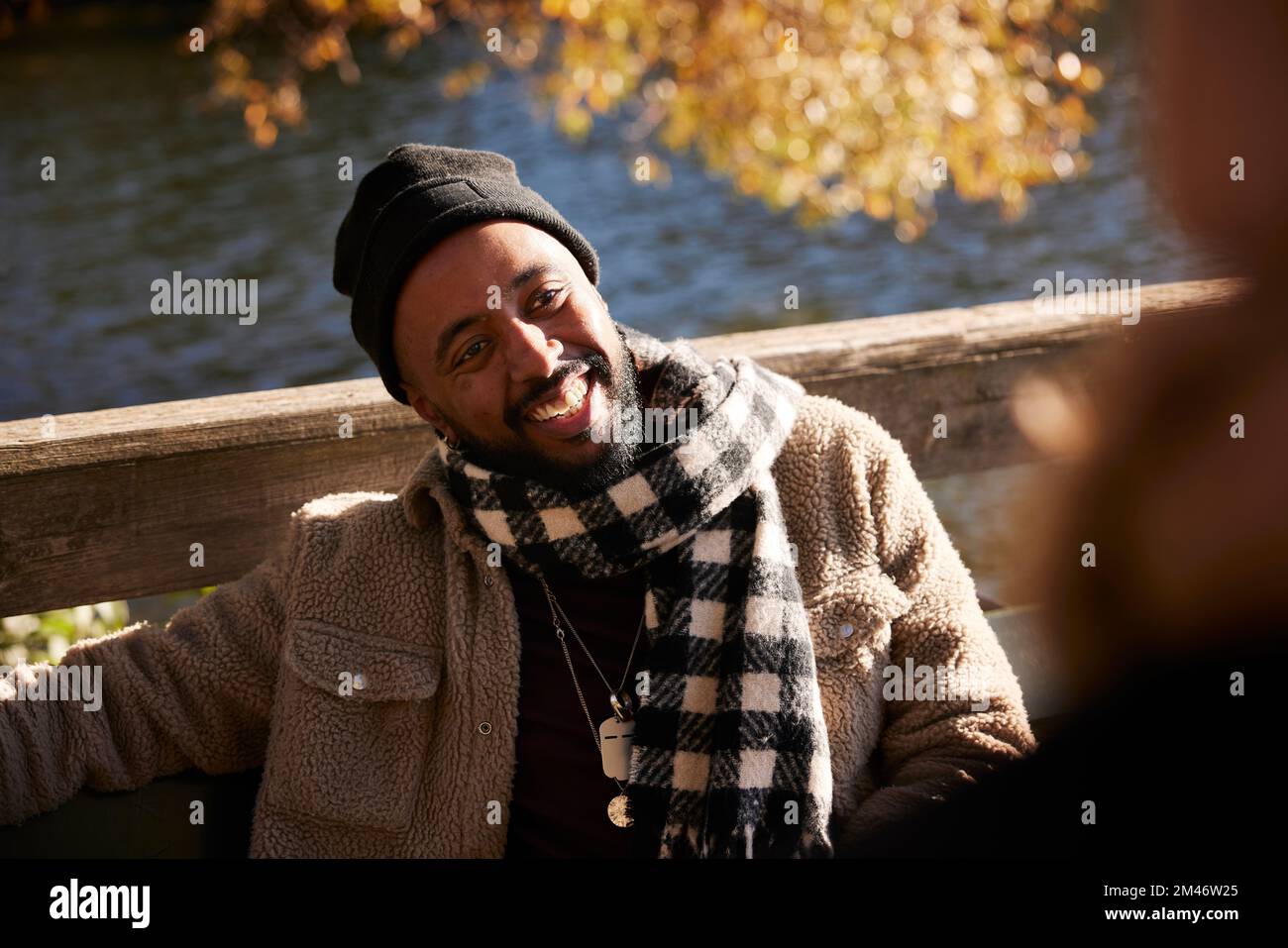 Uomo sorridente che guarda lontano Foto Stock