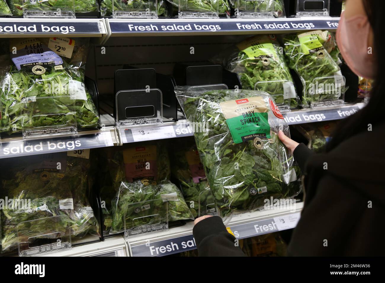Sydney, Australia. 19th Dec, 2022. Un cliente acquista spinaci in un supermercato a Sydney, Australia, 19 dicembre 2022. Più di 200 persone si sono ammalate, molte delle quali sono state ricoverate in ospedale in un diffuso incidente di sicurezza alimentare in diversi stati australiani. Almeno 200 persone hanno creduto di aver sofferto sintomi dopo aver mangiato spinaci per bambini, e quattro grandi catene di supermercati in tutta l'Australia hanno portato giù i prodotti contaminati dagli scaffali, secondo i rapporti dei media locali. Credit: Wang Zelong/Xinhua/Alamy Live News Foto Stock