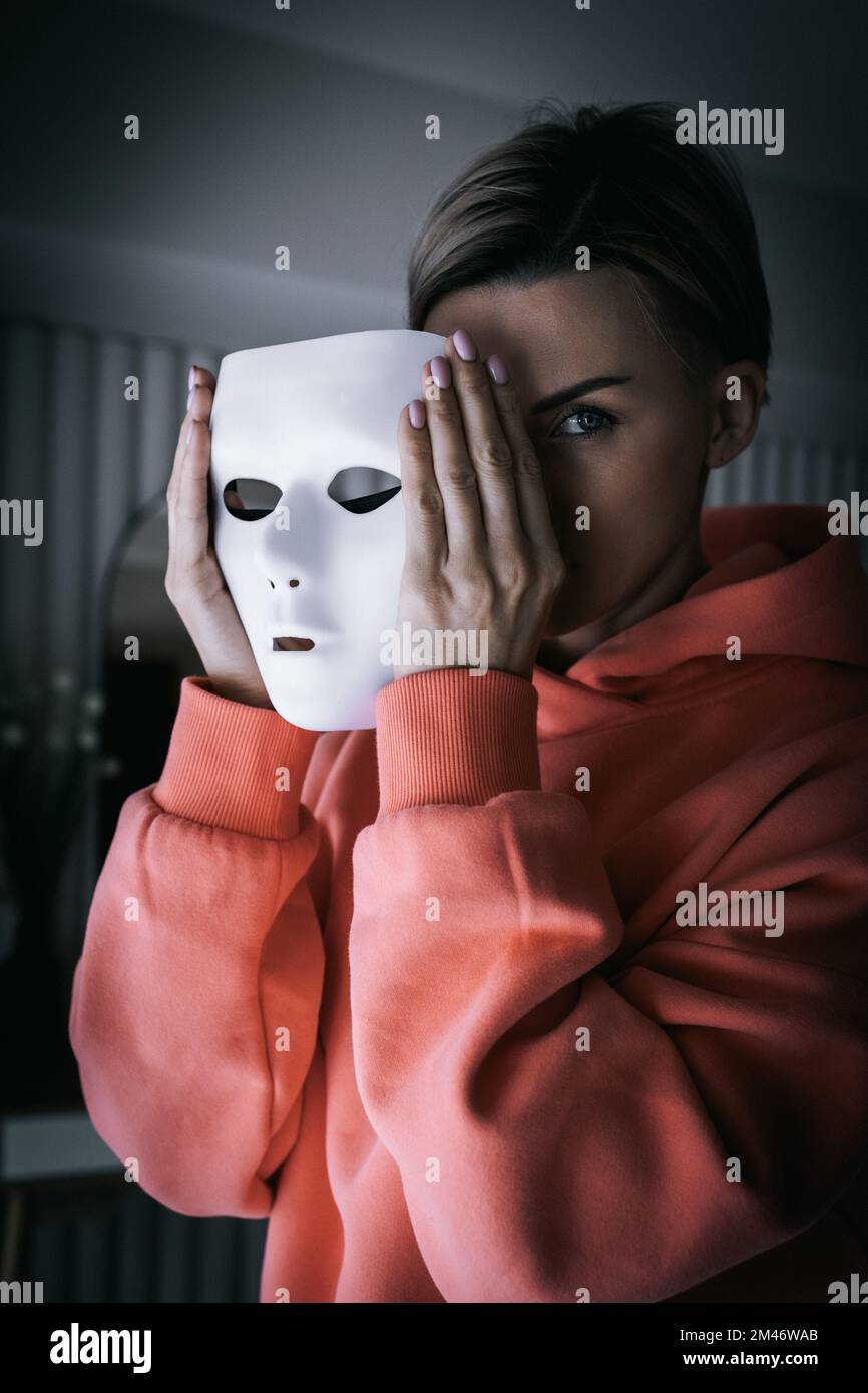 Ritratto di donna in maschera bianca teatro su sfondo nero. Concetto di  disturbi mentali, ruoli umani. Foto di alta qualità Foto stock - Alamy
