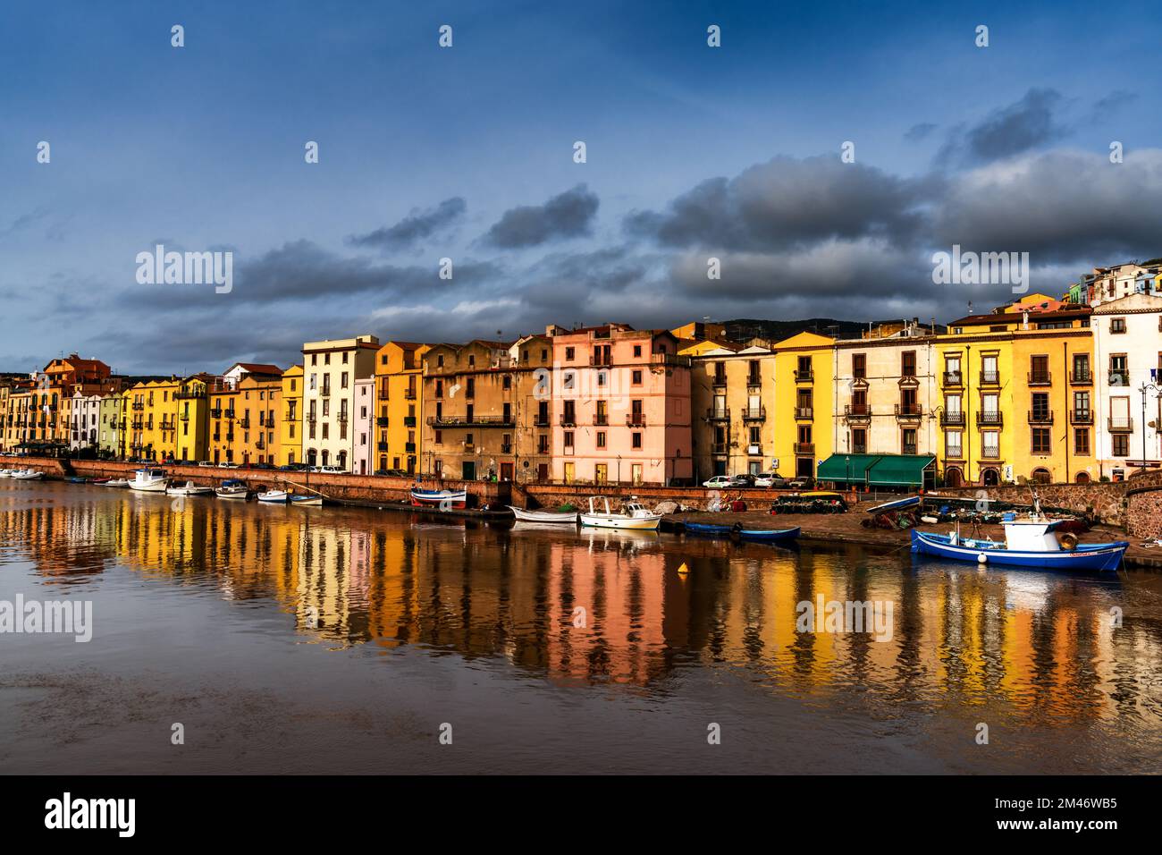 Bosa, Italia - 13 dicembre, 2022: Case colorate e barche da pesca sul lungomare di Bosa sul fiume Terno Foto Stock