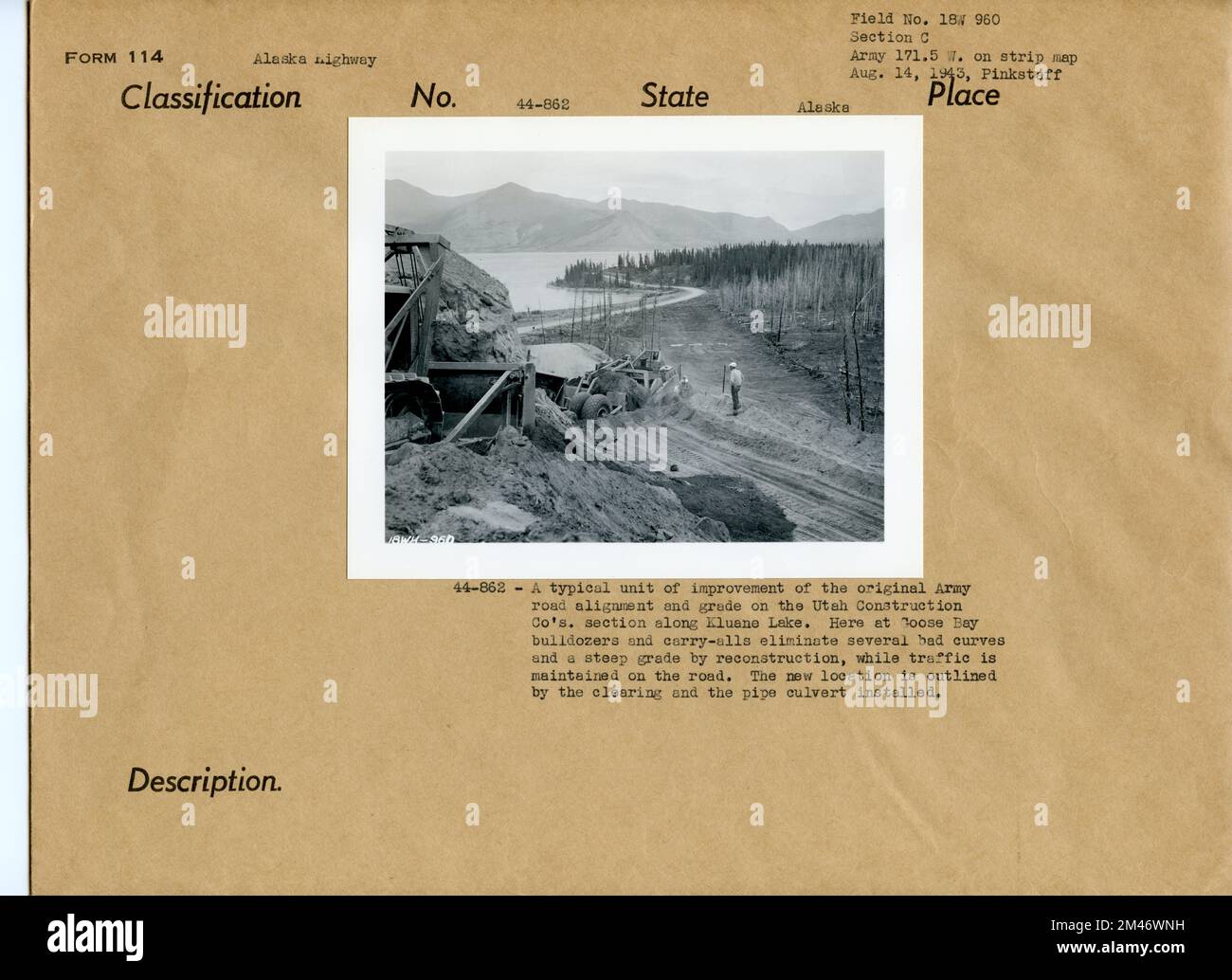 Miglioramento dell'allineamento stradale e della pendenza della sezione Army Road lungo il lago Kluane. Didascalia originale: Una tipica unità di miglioramento dell'allineamento stradale e del grado dell'esercito originale nella sezione della Utah Construction Co lungo il lago Kluane. Qui a Goose Bay bulldozers e carry-alls eliminare diverse curve cattive e un ripido pendio da ricostruzione, mentre il traffico è mantenuto sulla strada. La nuova posizione è delineata dalla pulizia e dal canale di scarico del tubo installato. Foto di Pinkstaff, 14 agosto 1943. Stato: Alaska. Foto Stock