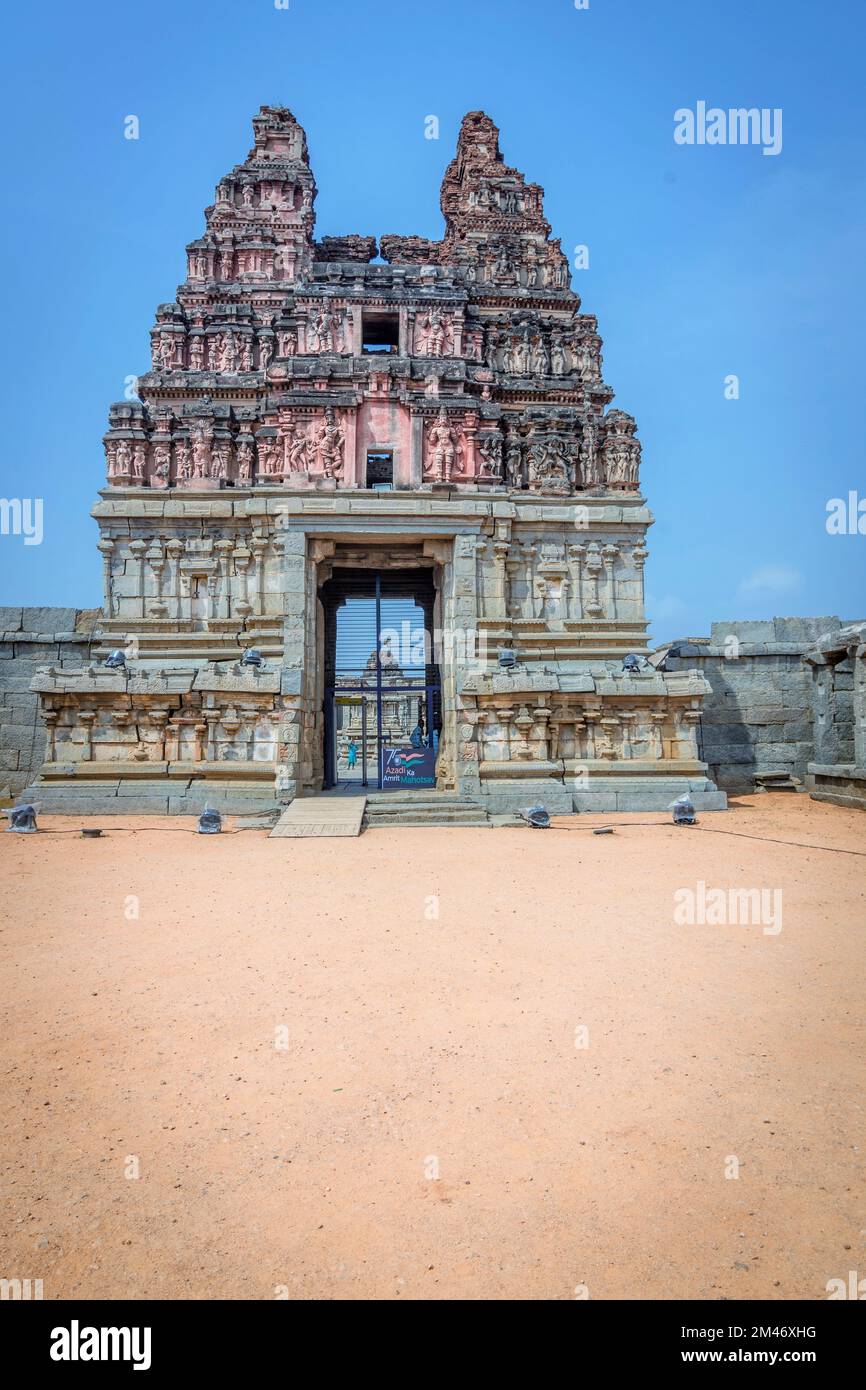 Ingresso al Tempio di Vitthal, Hampi, patrimonio dell'umanità dell'UNESCO, quartiere di Vijayanagara, Karnataka, India Foto Stock