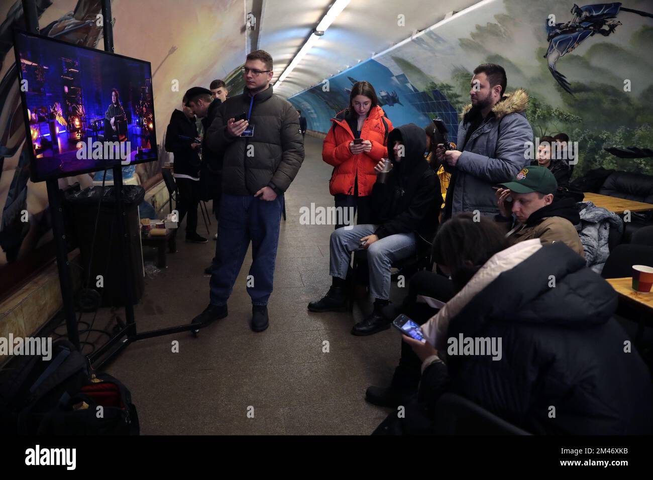 KIEV, UCRAINA - 17 DICEMBRE 2022 - gli spettatori assistono alla finale della selezione nazionale per il Concorso Internazionale di canzoni Eurovisione 2023, Kiev, capitale dell'Ucraina. Foto Stock