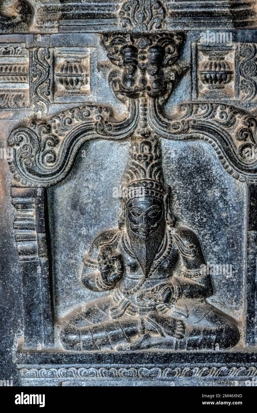Statua di Vishvakarma in pietra nera, tempio di Hazara Rama, Hampi, patrimonio dell'umanità dell'UNESCO, quartiere di Vijayanagara, Karnataka, India Foto Stock