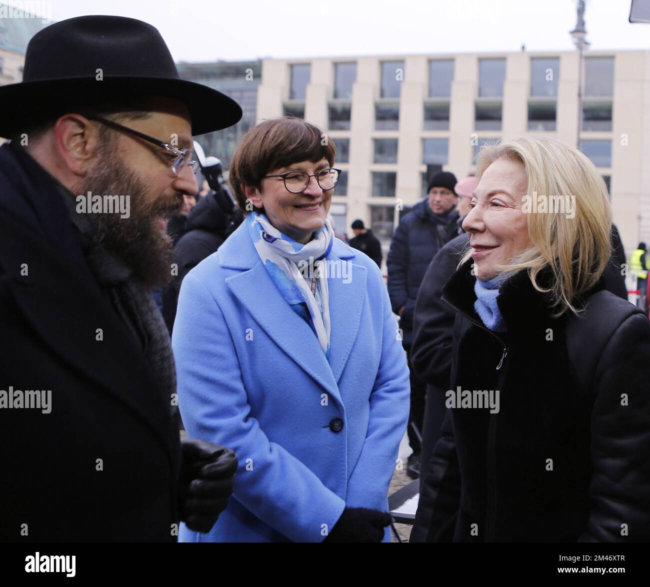 Berlino, Berlino-Mitte, Germania. 18th Dec, 2022. Berlino: Hanukkah alla porta di Brandeburgo - inaugurazione e cerimonia. L'illuminazione della prima candela Hanukkah. Foto mostra l'ambasciatore americano Dr. Amy Gutmann, Saskia Esken, presidente della SPD e Yehuda Teichtal, rabbino della comunità ebraica di Berlino (Credit Image: © Simone Kuhlmey/Pacific Press via ZUMA Press Wire) Foto Stock