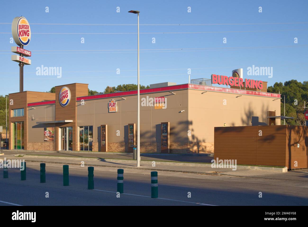Vista panoramica di un ristorante fast food Burger King situato in una zona commerciale vicino a Valencia (Spagna) Foto Stock