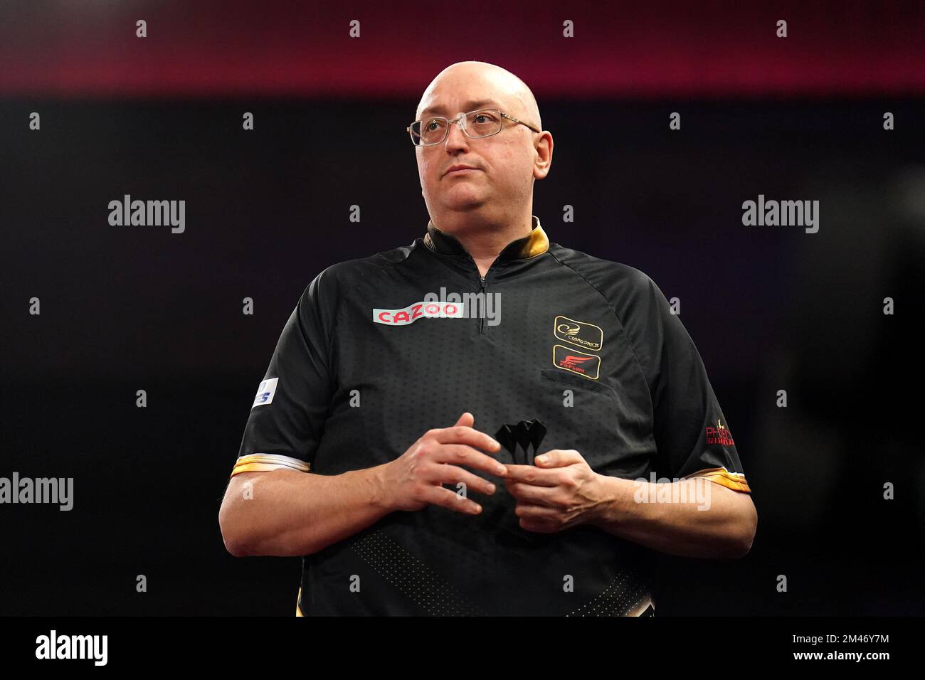 Andrew Gilding, inglese, si esibisce prima di giocare a Robert Owen nel quinto giorno del Cazoo World Darts Championship all'Alexandra Palace, Londra. Data immagine: Lunedì 19 dicembre 2022. Foto Stock