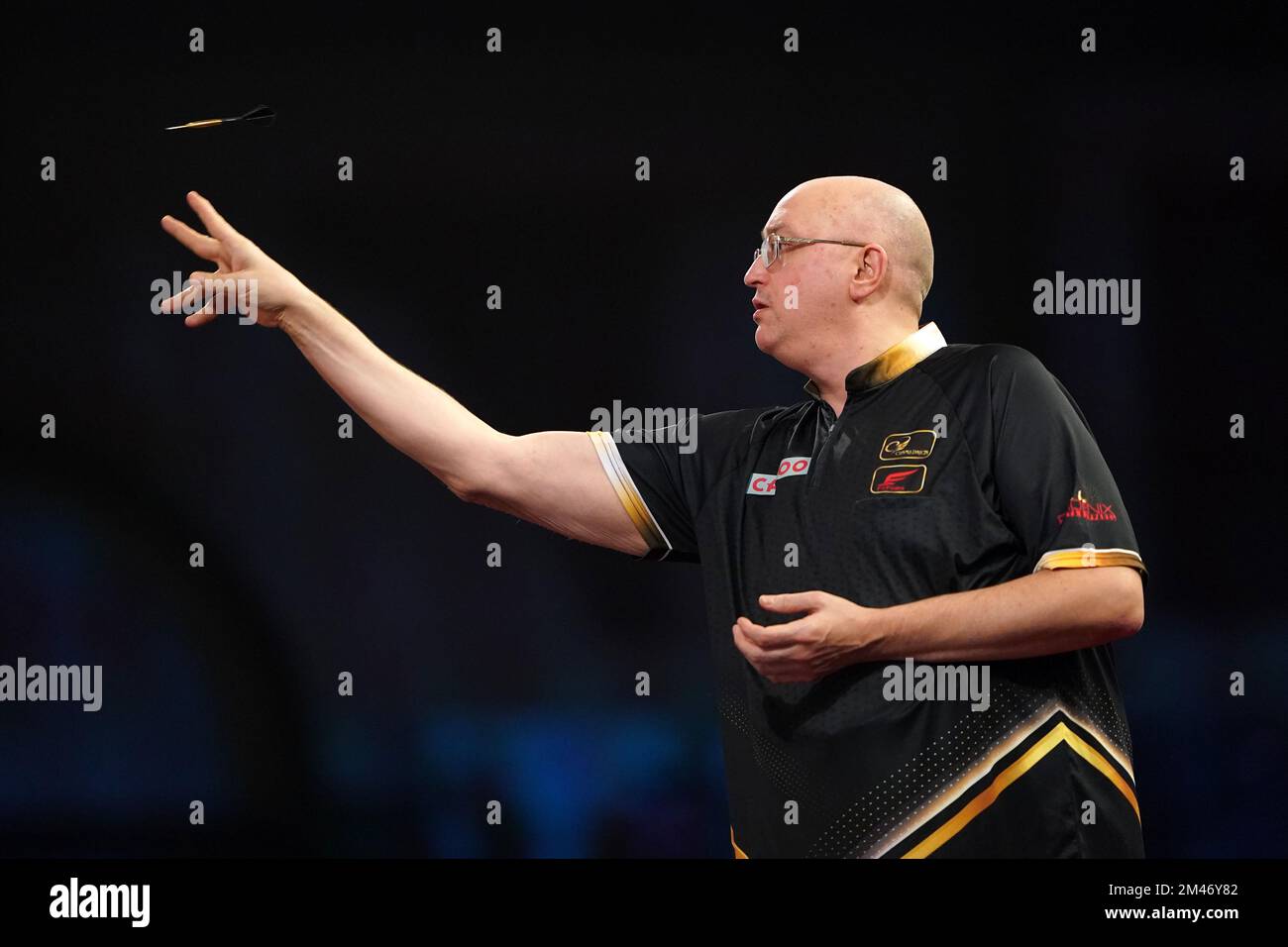 Andrew Gilding, inglese, in azione contro Robert Owen del Galles durante il quinto giorno del Cazoo World Darts Championship all'Alexandra Palace, Londra. Data immagine: Lunedì 19 dicembre 2022. Foto Stock