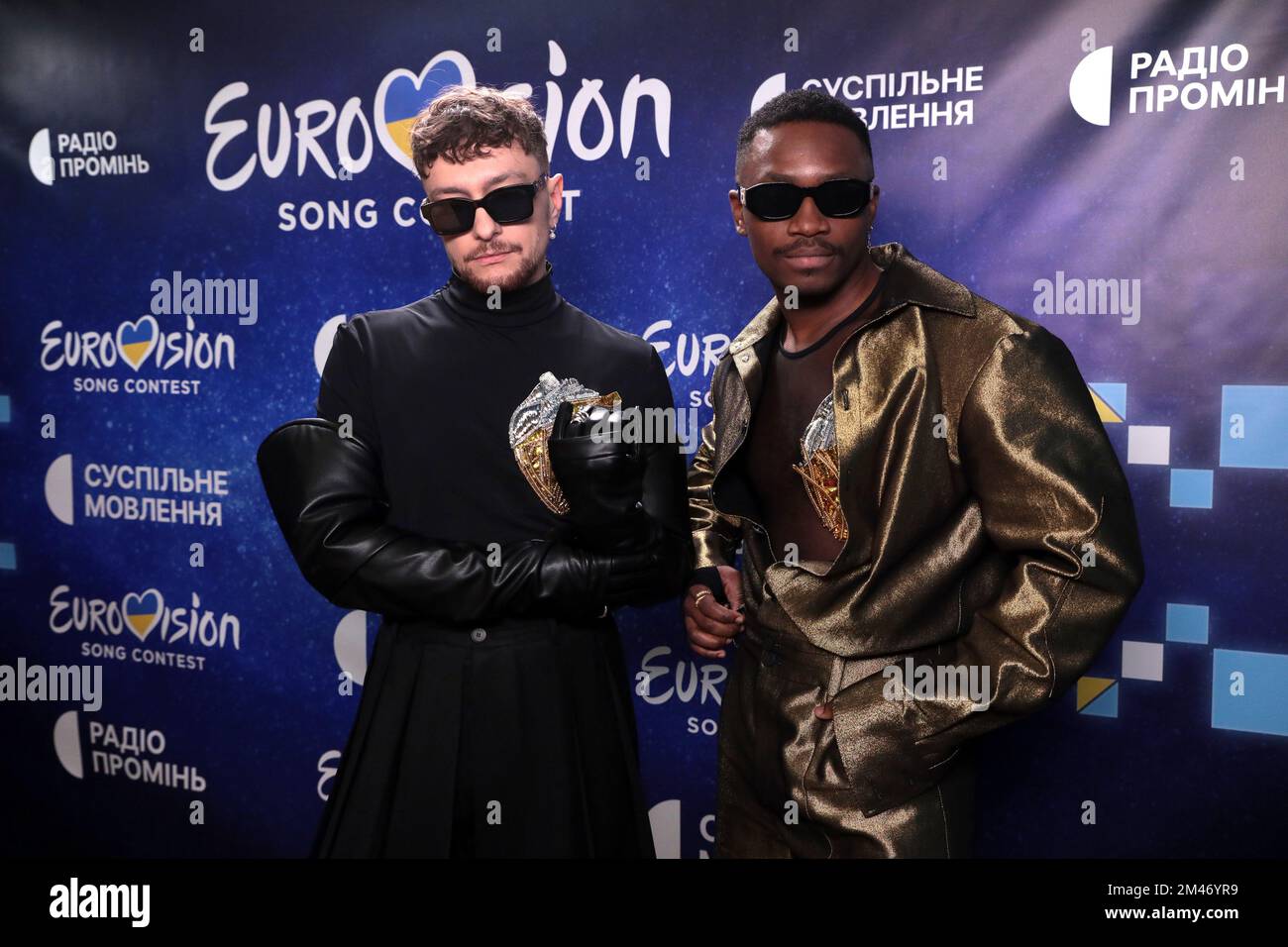 KIEV, UCRAINA - 17 DICEMBRE 2022 - i membri della band TVORCHI posano per una foto alla conferenza stampa dei vincitori della selezione nazionale per il Concorso Internazionale di canzoni Eurovisione 2023, Kiev, capitale dell'Ucraina. Foto Stock