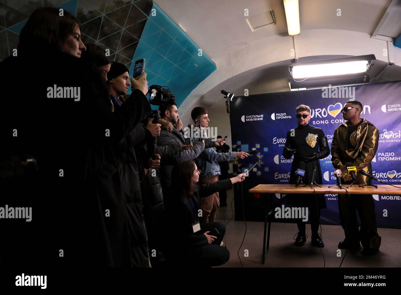 KIEV, UCRAINA - 17 DICEMBRE 2022 - i membri della band TVORCHI parlano alla conferenza stampa dei vincitori della selezione nazionale per il Concorso Internazionale di canzoni Eurovisione 2023, Kiev, capitale dell'Ucraina. Foto Stock