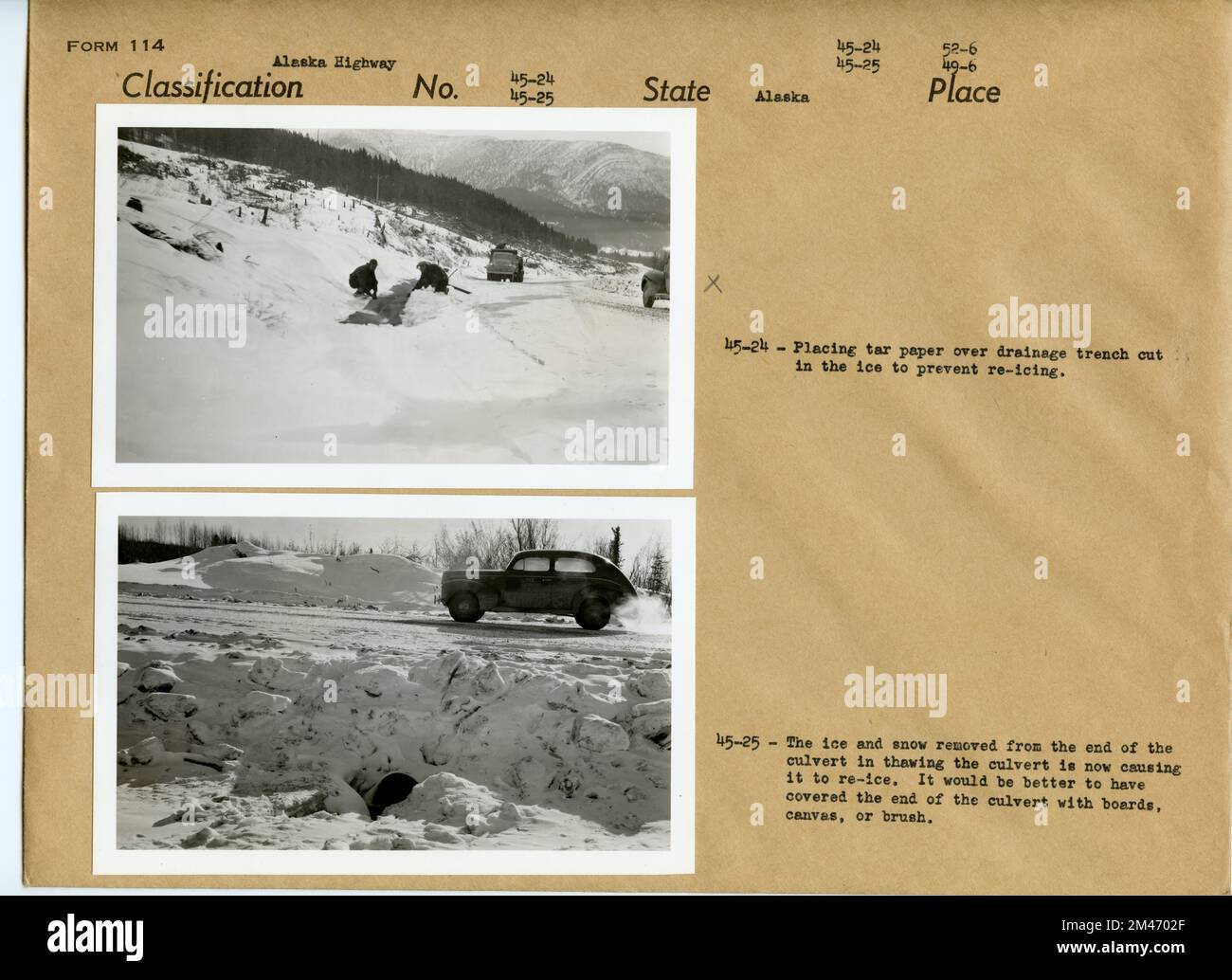 Sforzi per prevenire il congelamento di strade e Culverts. Didascalia originale: 45-24: Mettendo carta catrame sopra trincea di drenaggio tagliato nel ghiaccio per impedire la riciolatura. Didascalia originale: 45-25: Il ghiaccio e la neve rimossi dalla fine del fognario nello scongelamento del fognario lo sta ora causando il ricipizio. Sarebbe meglio aver coperto la fine del canale di scolo con tavole, tela o pennello. Stato: Alaska. Foto Stock
