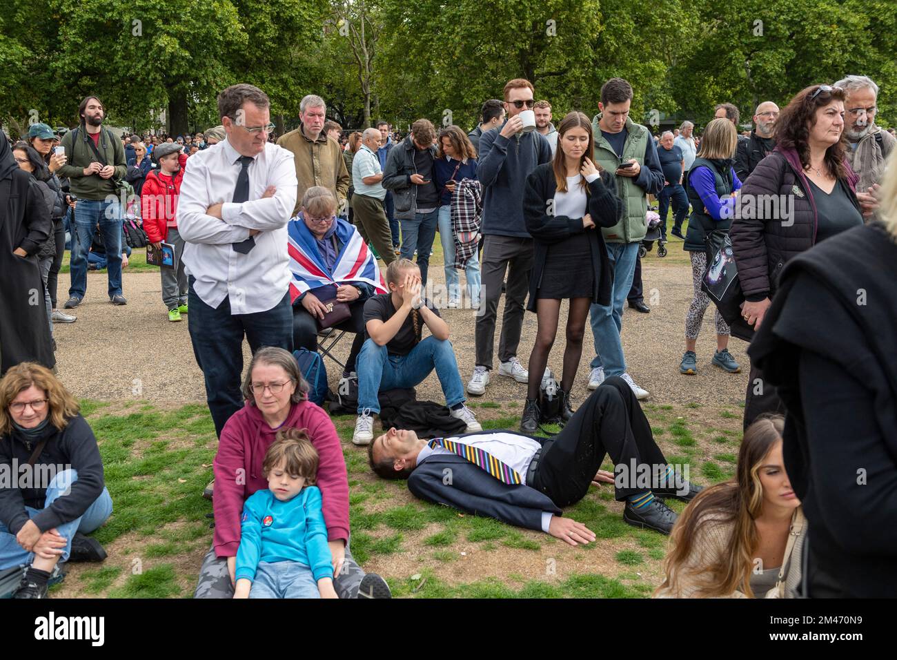 Una grande folla pianeggia a Hyde Park guardando la trasmissione dal vivo del funerale sua Maestà la Regina Elisabetta II che si svolge a Westminster Abbey, su gi Foto Stock