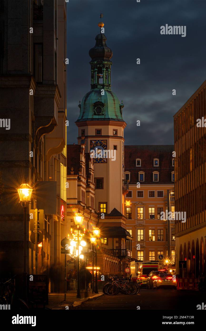 Strada illuminata di fronte al vecchio municipio di Leizpig (Germania) Foto Stock